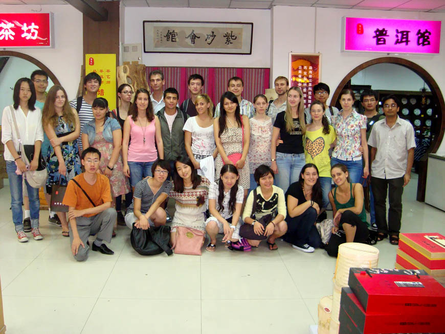 Студенты курсов «Восток-Запад» в чайном магазине